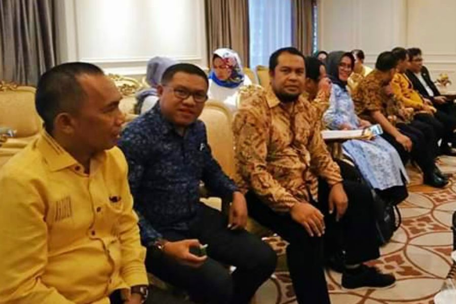 Ketua DPD II Golkar Muna,  Muhamad Natsir Ido (tengah). Foto: Ist.