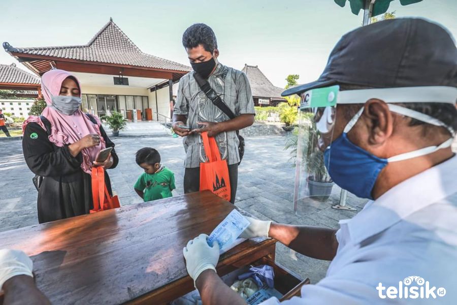 Nur Aimin beserta suaminya Candra tiba di Yogyakarta sejak pagi hari langsung ke Candi Prambanan. Foto: Affan/Telisik