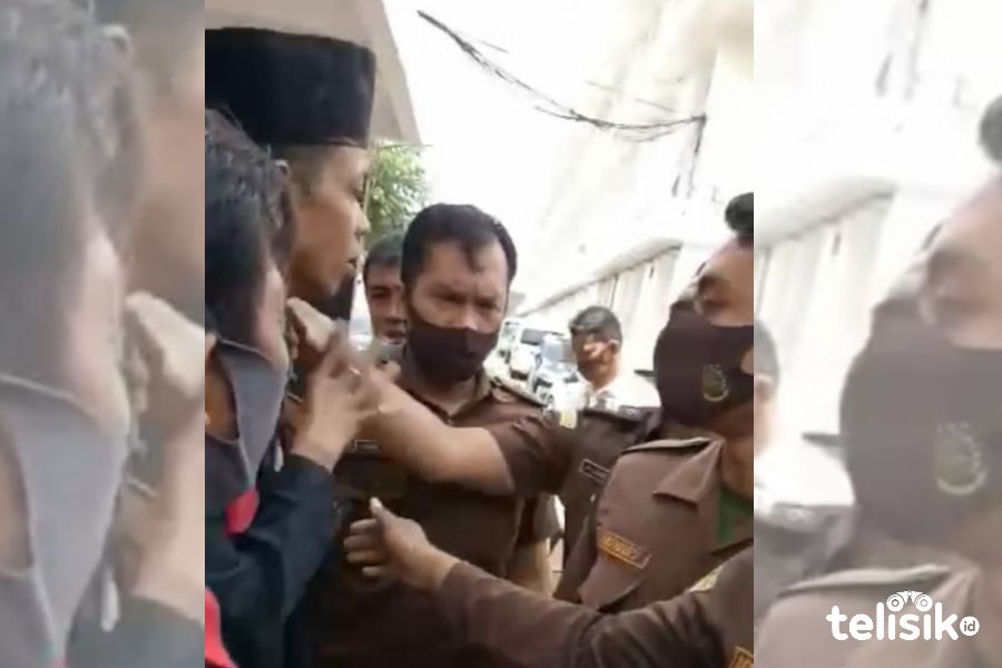 Ilustrasi oknum Kejati Sumut saat memegang leher Eka Armada di Kantor Kejati Sumatera Utara. Foto: Ones Lawolo/Telisik