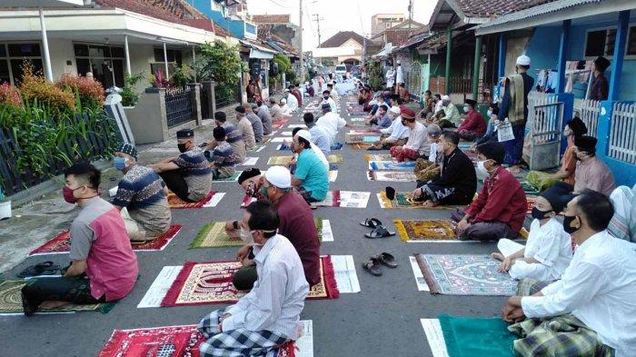Mengingat pandemi COVID-19, salat Idul Adha bisa dilaksanakan di lingkungan rumah kita. Foto: Ist.