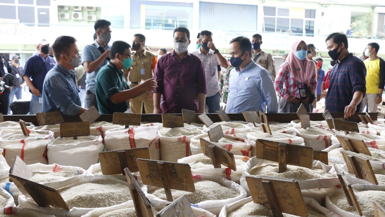 Wakil Gubernur (Wagub) Provinsi DKI Jakarta, Ahmad Riza Patria (tengah) siang tadi meninjau langsung Gudang Beras PT. Food Station Tjipinang Jaya, di Pulo Gadung, Jakarta Timur. Foto: Ist.