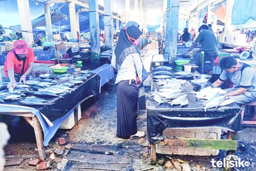 Lapak Pedagang ikan di Pasar Lacaria Lasusua terlihat sepi. Foto: Muh. Risal/Telisik