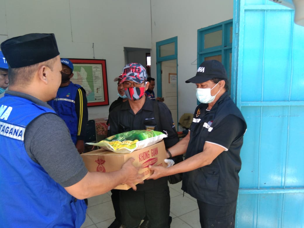 Proses penyerahan bantuan korban banjir bandang Masamba oleh Loka Meohai Kendari. Foto: Ist.