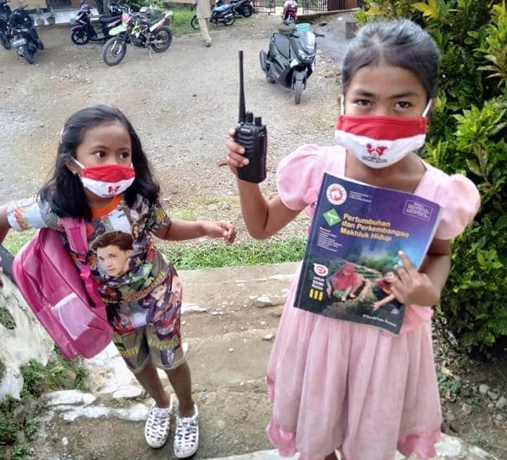 Siswa di desa Punik, Sumbawa, pembelajaran melalui radio komunikasi. Foto: Ist.
