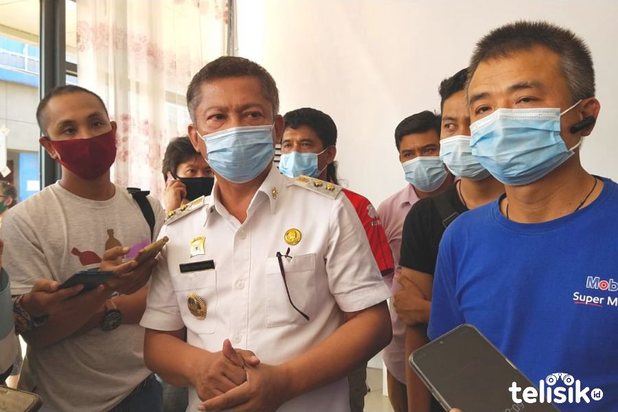 Wakil bupati Konawe Gusli Topan Sabara bersama Manager Operasional perusahaan Mr Yin saat memberikan pernyataan kepada awak media di kantor PT. VDNI. Foto: Muh. Surya Putra/Telisik