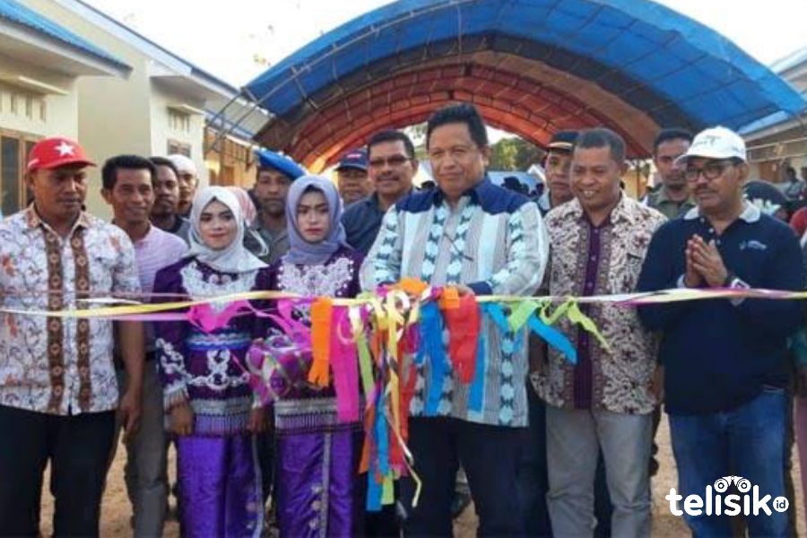 Bupati Muna, LM Rusman Emba meresmikan perumahan nelayan beberapa wakti lalu. Foto: Sunaryo/Telisik