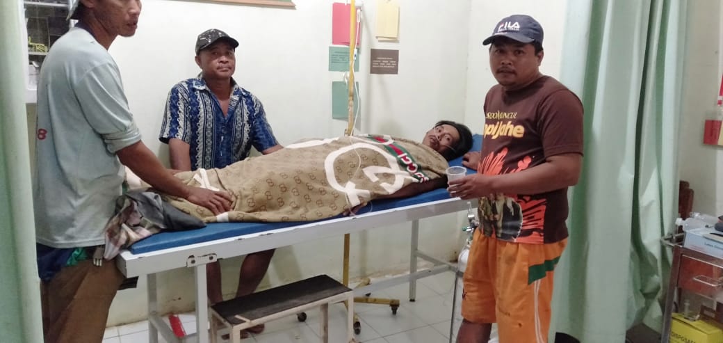 Martono, petugas pemutakhiran data pemilih Pilkada Konsel, tengah terbaring di RSUD akibat tersambar petir. Foto: Ist.