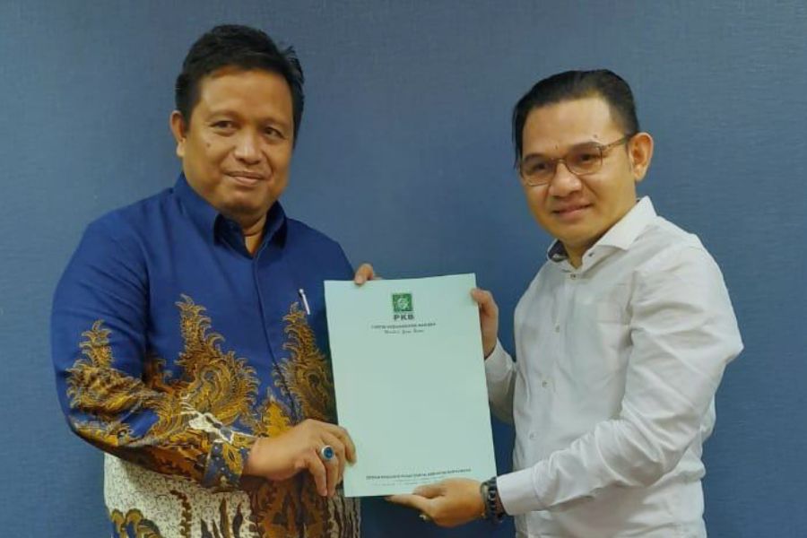 Ketua DPW PKB Sultra, Jaelani menyerahkan rekomendasi dukungan ke LM Rusman Emba. Foto : Ist.