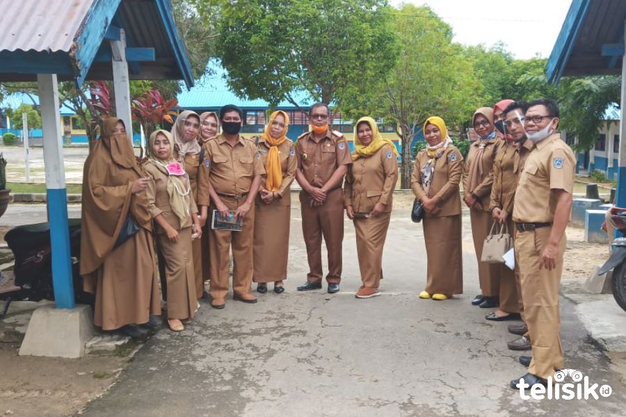 Kadis Dikbud Muna, Ashar Dulu, memantau kegiatan di sekolah. Foto: Sunaryo/Telisik