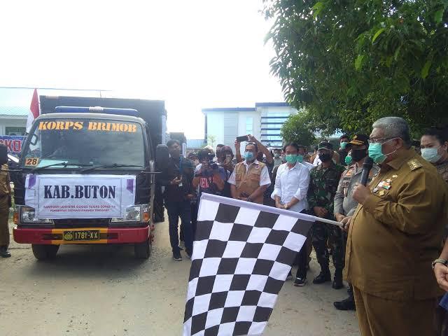 Gubernur Sultra, Ali Mazi saat melepas bantuan penanganan COVID-19 di seluruh daerah di Sultra. Foto: Ist.