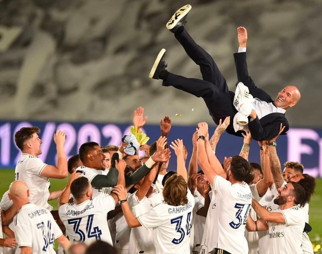 Real Madrid Juara La Liga 2019/2020. Terlihat para pemain mengelu-elukan Pelatih Zinedine Zidane dalam euforia kemenangan ke 34. Foto: Repro Google.com