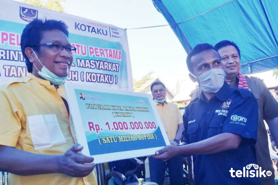 Bupati Muna, LM Rusman Emba bersama Wakil Ketua Komisi V DPR-RI, Ridwan Bae, meresmikan program Kotaku. Foto: Sunaryo/Telisik