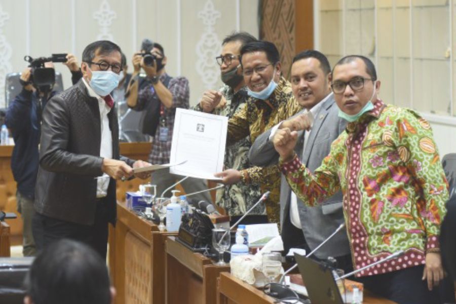 Ketua Badan Legislasi (Baleg) DPR RI Supratman Andi Agtas (tengah) bersama pimpinan lainnya saat menerima pengurangan 16 RUU Prolegnas Prioritas tahun 2020 dari pemerintah di Gedung Nusantara II, Senayan, Jakarta, Kamis (2/7/2020). Foto: Ist.