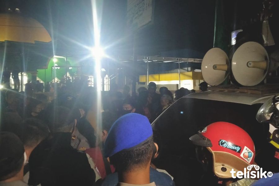 Aksi saling dorong antara pendemo dan aparat. Foto: Hamka Dwi Sultra/Telisik