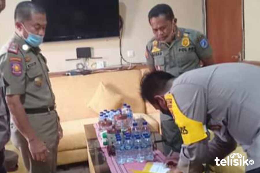 Kasat Pol PP Muna, Bahtiar Baratu didampingi Kabid Trantib, Asgar Arianto bersama Kapolres, AKBP Debby Asri Nugroho meneken MoU. Foto: Sunaryo/Telisik