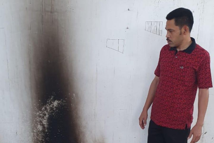Sekretariat DPC Cileungsi, Bogor usai dilempari Bom Molotov. Foto: Ist.