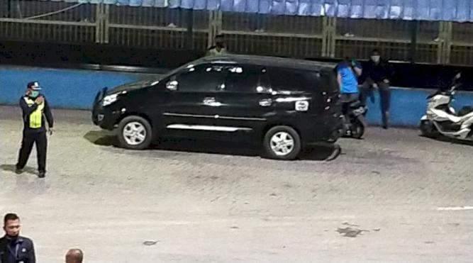 Penemuan mayat sepasang penumpang kapal di dalam mobil innova. Foto: Repro Suryapagi.com