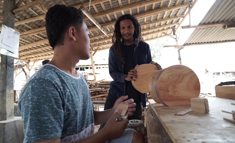 Dody berinovasi mengubah kayu menjadi bahan bermanfaat yang bernilai tinggi. Foto: Ist.