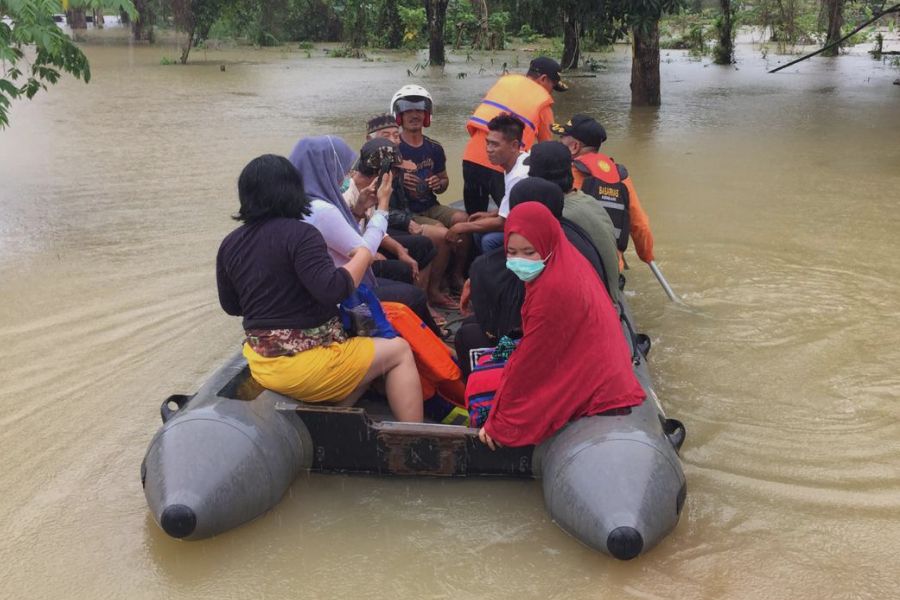 Proses evakuasi warga Konawe Utara yang terdampak banjir. Foto: Ist.