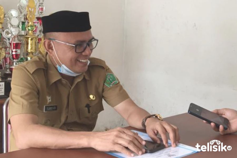 Kadis pendidikan dan kebudayaan saat memberikan keterangan kepada awak media Telisik.id. Foto: Muh. Surya Putra/Telisik