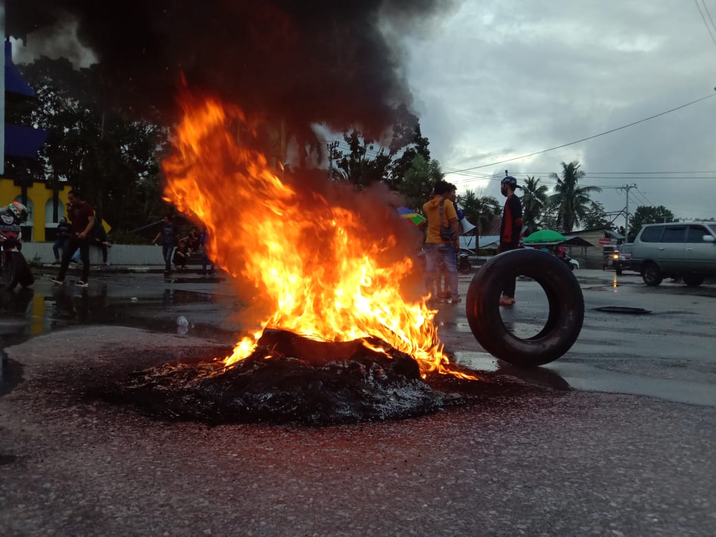 Aksi blokade jalan. Foto: Hamka Dwi Sultra/Telisik