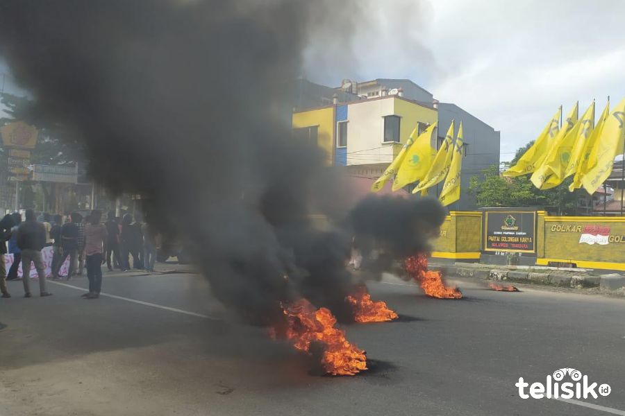 Situasi aksi di depan Kantor DPD I Partai Golkar Sultra. Foto: Siswanto Azis