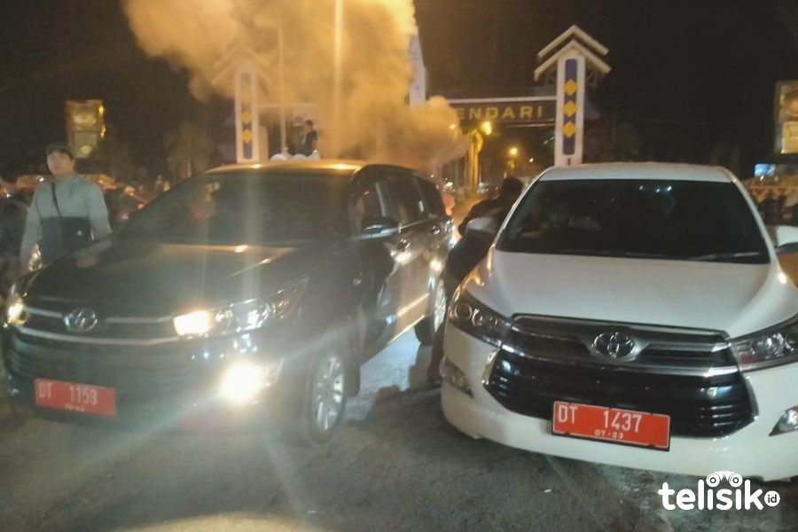 Nampak massa aksi menahan beberapa kendaraan berpelat Merah. Foto: Hamka Dwi Sultra/Telisik