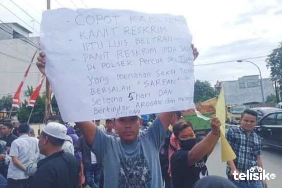 Warga yang demo di Polsek Percut Sei Tuan beberapa hari lalu. Foto: Ones Lawolo/Telisik