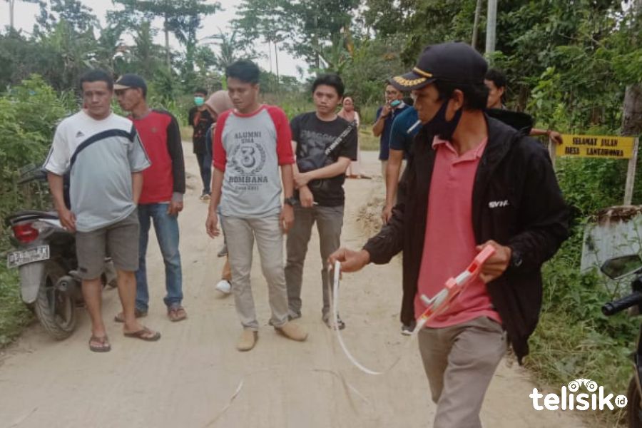 Tim dari Dinas PUPR saat lakukan pengukuran jalan. Foto: Hir/Telisik