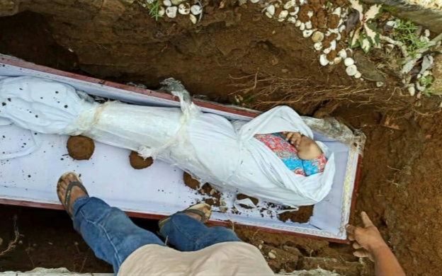 Foto yang viral di medsos, pasien COVID-19 di RSU Sembiring Medan dimakamkan masih mengenakan baju daster. Foto: Ist.