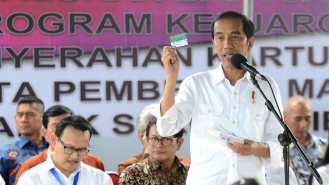 Presiden Jokowi saat memperlihatkan kartu prakerja dalam suatu acara. Foto: Repro Google.com
