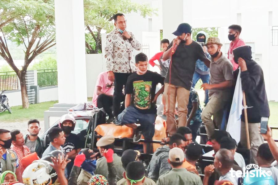 Wakil Ketua DPRD Muna, Cahwan saat menemui pendemo. Foto: Sunaryo/Telisik