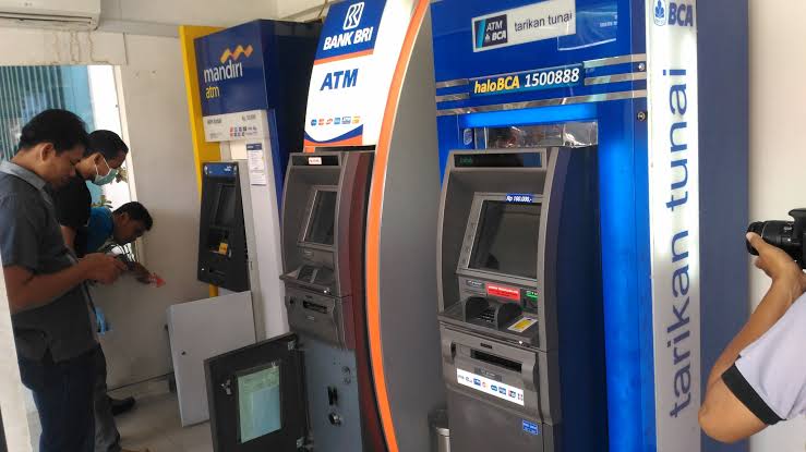 Polisi berhasil menangkap pembobolan rekening bank dengan modus menggunakan struk bekas ATM. Foto: Repro Google.com