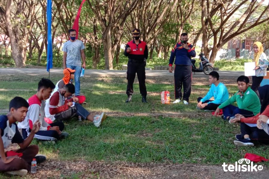 Suasana saat peserta pengibar bendera mengikuti pengarahan pembina. Foto: Hir/Telisik