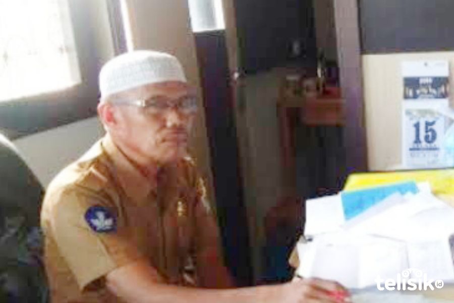 Kepala SMA Negeri 1 Kendari, Drs. H Agusman Hanisi, M.Si. Foto: Siswanto Azis/Telisik