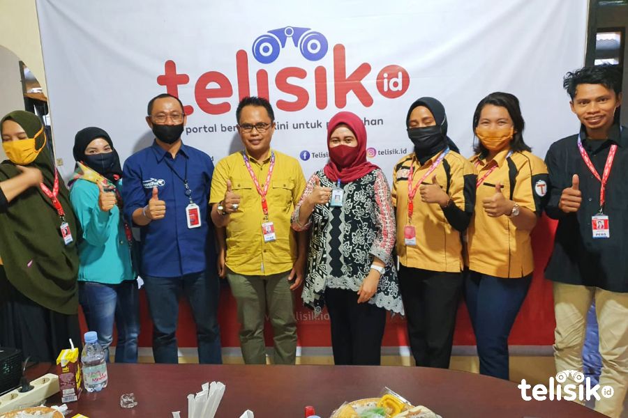 Branch Manager Garuda Indonesia Kendari, Syaiful Bahri saat foto bersama Direktur Utama Telisik.id M Nasir Idris dan para karyawan. Foto: Iradat Kurniawan/Telisik
