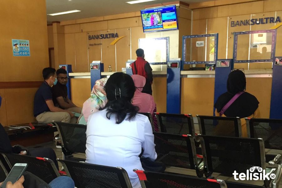 Suasana Palayanan di Bank Sultra Kendari. Foto: Siswanto Azis/Telisik