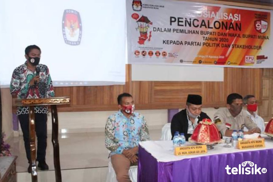 Ketua KPU Muna, Kubais, dalam kegiatan sosialisasi pencalonan. Foto: Sunaryo/Telisik