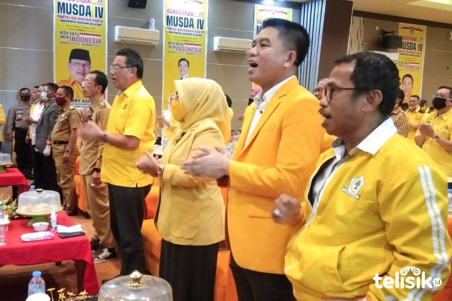 Irham Kalenggo kedua dari kanan) bersama Herry Asiku (keempat dari kanan) saat kegiatan Musda IV Golkar Konsel. Foto: Kardin/Telisik