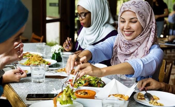Keseringan mengkonsumsi makanan berlemak, berpotensi meningkatkan jumlah kolesterol jahat dalam darah. Foto: Repro Google.com
