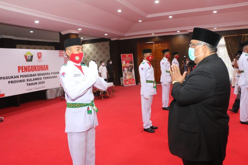 Suasana pengukuhan Paskibraka Sultra, oleh Gubernur, Ali Mazi. Foto: Ist.
