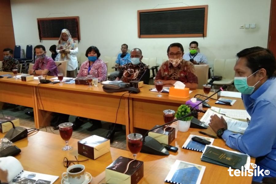 Ketua Komisi A DPRD Sumut bersama Kepala BNNP Sumatera Utara, Brigjend Pol Atrial saat mengikuti RDP di DPRD Sumut. Foto: Ones Lawolo/Telisik