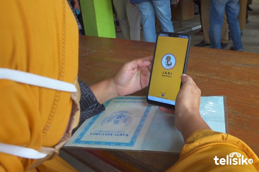 Warga sedang menunggu antrian di Dinas Kependudukan dan Catatan Sipil menggunakan aplikasi Jari. Foto: Sumarlin/Telisik