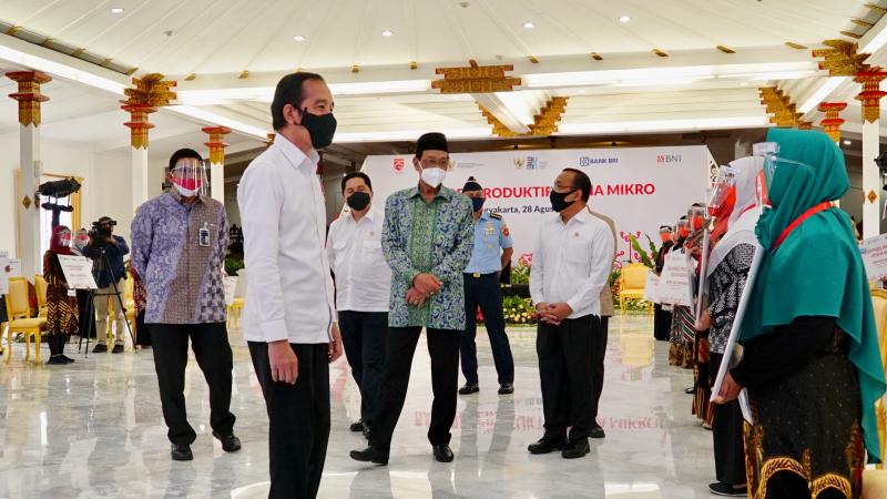Presiden Jokowi, di dampingi Gubernur DIY, Sri Sultan Hamengku Buwono X, serahkan Banpres Produktif Usaha Mikro pada pelaku UMKM. Foto: Ist.