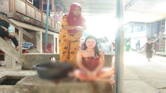 Wanita cantik ini, bernazar dengan mandi darah kerbau setelah lulus kuliah. Foto: Repro Google.com