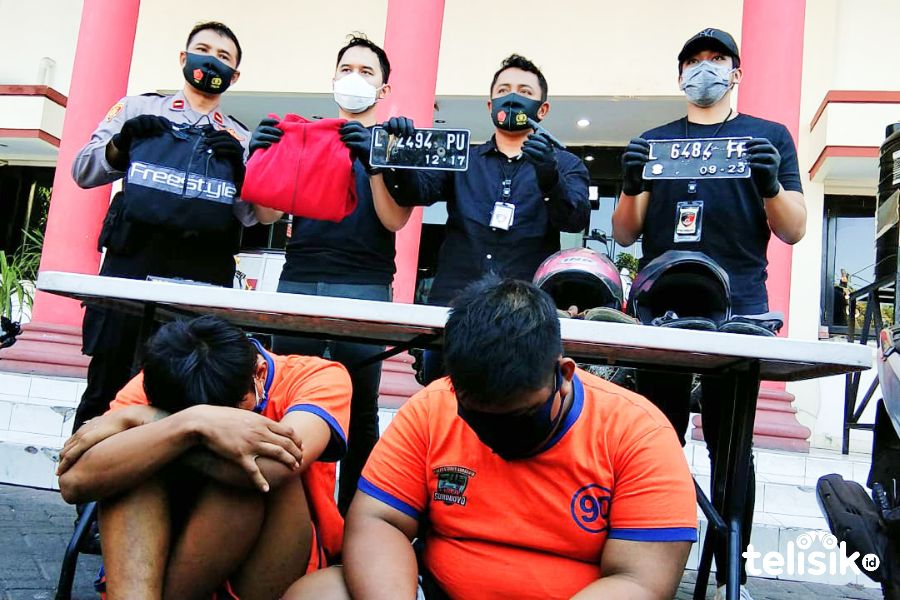 Kedua pelaku usai ditangkap polisi. Foto: Yudhie/Telisik