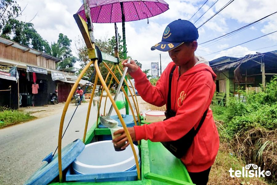 Muhammad Ikhsan sedang menjual Es Dawet. Foto: Wahyu Prayama/Telisik