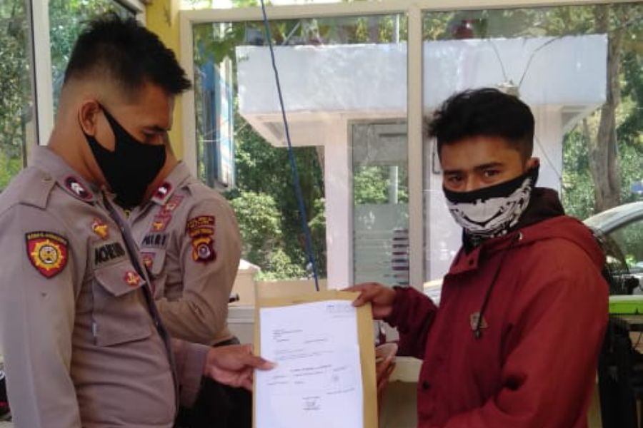 La Ode Tazrufin, saat menyerahkan laporan aduan di pos piket Polres Buton Foto: Ist.