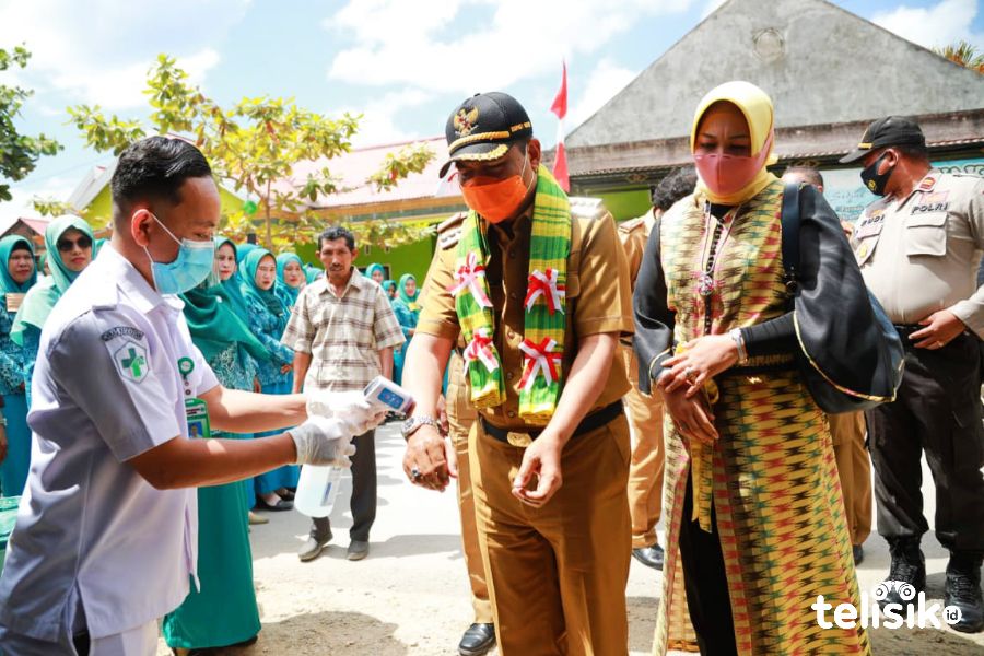 Bupati Buton, La Bakry saat berkunjung di Desa Waoleona, Kecamatan Lasalimu. Foto: Iradat Kurniawan/Telisik