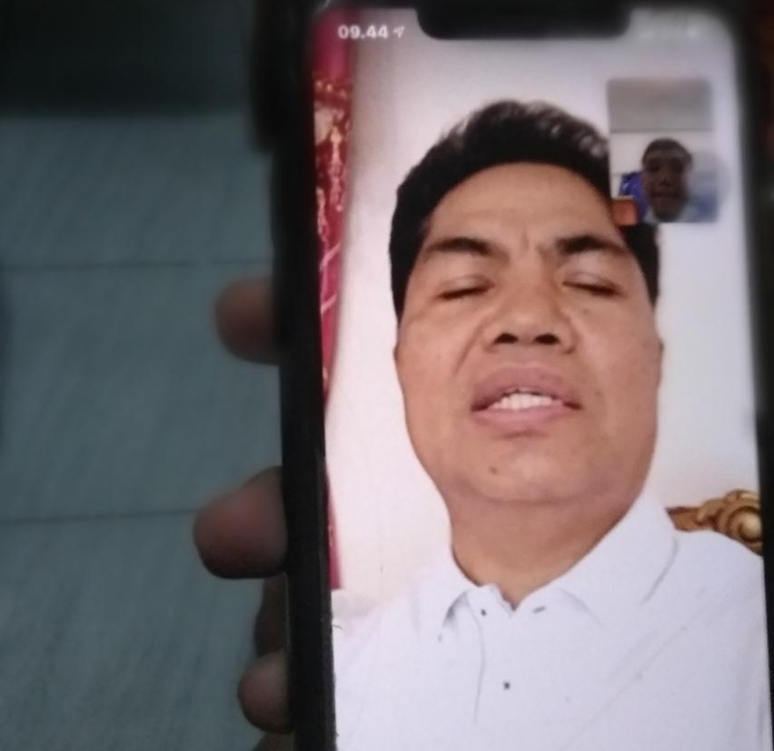Bupati Buton, La Bakry terlihat sehat dan baik-baik saja saat melakukan video call dengan reporter Telisik.id, Fitrah Nugraha. Foto: Fitrah Nugraha/Telisik